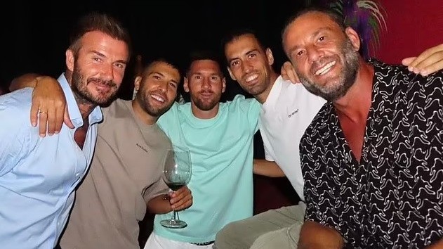 Vợ chồng Messi ăn mừng cùng David Beckham...