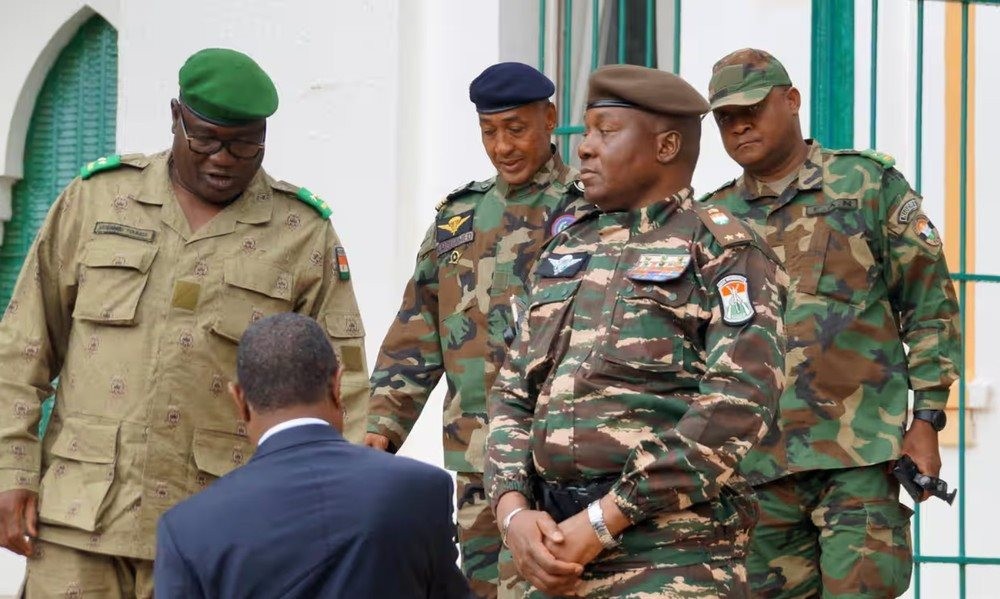 Tướng Abdourahamane Tchiani (thứ 2 từ phải qua) là người chỉ huy cuộc đảo chính.