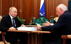 Ảnh ấn tượng (7-13/8): Ông Putin ca ngợi ‘đòn đánh uy lực’ của Nga, lệnh tăng sản xuất UAV; Ukraine khai hỏa lựu pháo Mỹ M109; đảo chính ở Niger