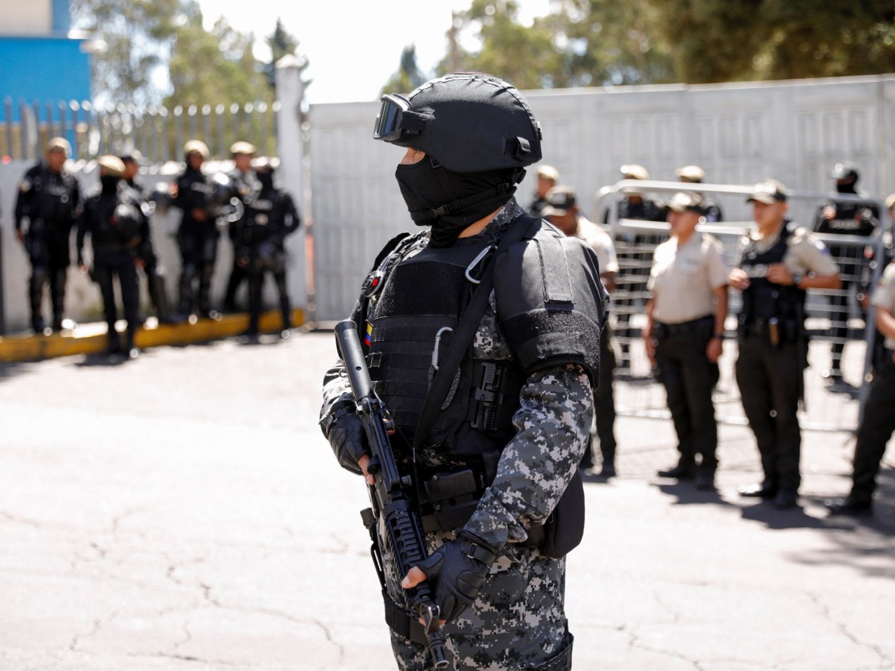 (08.14) Cảnh sát Ecuador tuần tra bên ngoài khu vực cơ sở y tế đang khám nghiệm tử thi của ứng viên Tổng thống Ecuador. (Nguồn: Reuters)