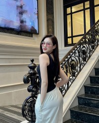 Hoa hậu Đỗ Thị Hà cập nhật xu hướng thời trang giới trẻ, phong cách cá tính, năng động
