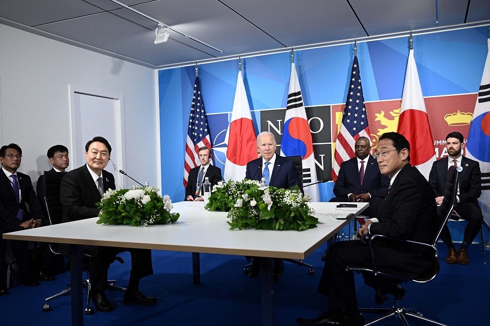 Tổng thống Mỹ Joe Biden, Thủ tướng Nhật Bản Kishida Fumio và Tổng thống Hàn Quốc Yoon Suk Yeol trong cuộc gặp bên lề Thượng đỉnh NATO ở Madrid năm 2022. (Nguồn: AFP/Getty Images)