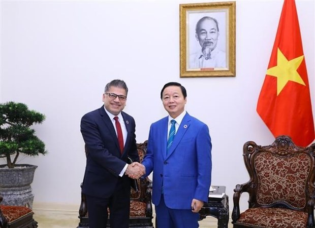 Deputy PM Tran Hong Ha receives Chairman, General Director of AstraZeneca Vietnam