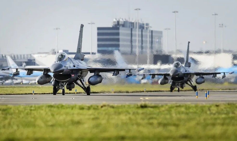 Hai máy bay chiến đấu F-16 của Không quân Hà Lan hạ cánh trong một cuộc tập trận ở Amsterdam, Hà Lan. (Nguồn: AFP)