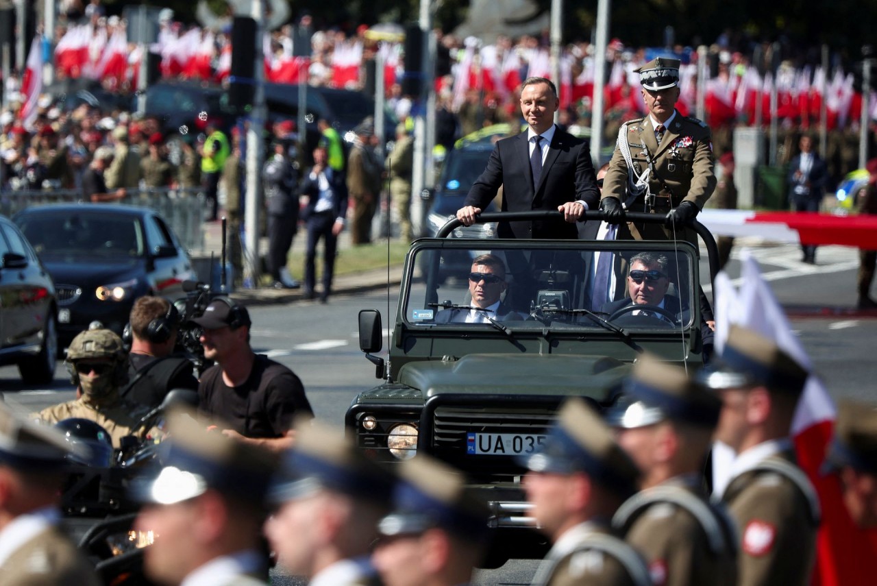 (08.15) Tổng thống Ba Lan Andzrej Duda và Bộ trưởng Quốc phòng tại cuộc duyệt binh ngày 15/8 ở Warsaw. (Nguồn: Reuters)