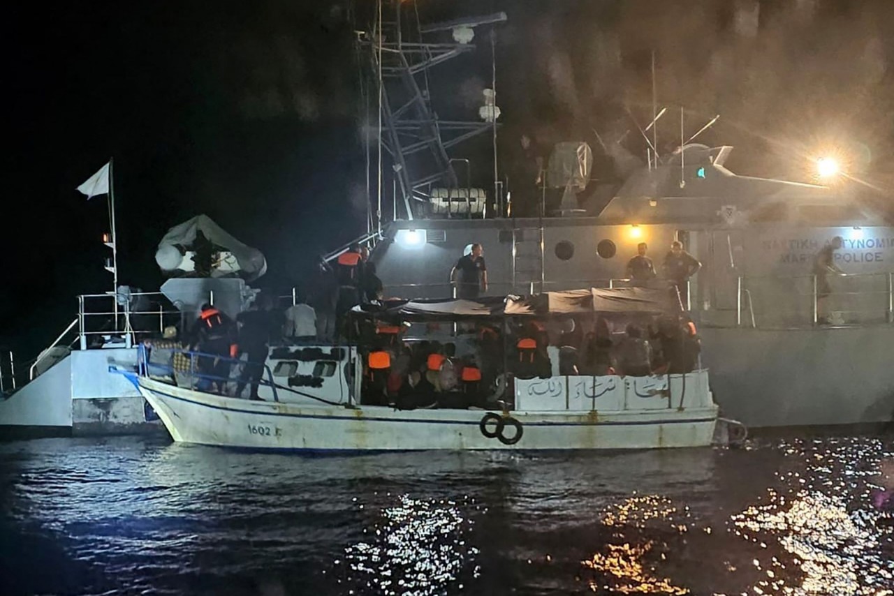 Người di cư được lực lượng bảo vệ bờ biển cứu sau khi thuyền chở họ gặp nạn tại bờ biển phía đông nam CH Cyprus, ngày 15/8/2023. (Nguồn: AFP)