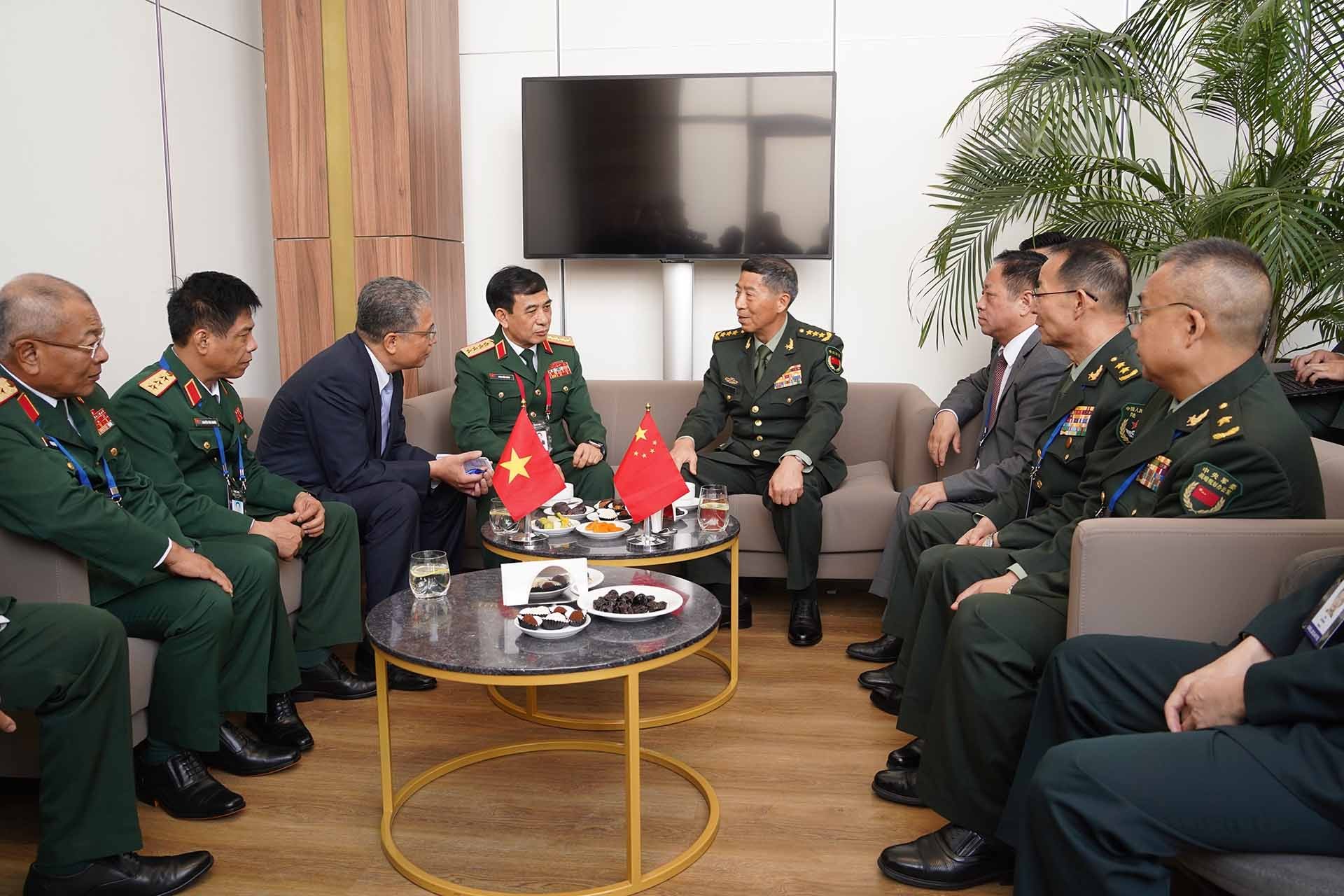 Bộ trưởng Quốc phòng Phan Văn Giang gặp Thượng tướng Lý Thượng Phúc, Bộ trưởng Quốc phòng Trung Quốc bên lề hội nghị. (Nguồn: TTXVN)