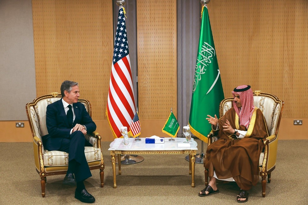(08.16) Mỹ đang cố gắng đóng vai trò tích cực hơn trong thúc đẩy đàm phán giữa Saudi Arabia và Israel - Ảnh: Ngoại trưởng Mỹ Antony Blinken trao đổi với người đồng cấp Saudi Arabia, Faisal bin Farhan hồi tháng Sáu vừa qua. (Nguồn: Reuters)