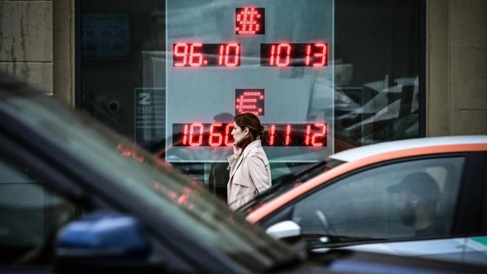 Người phụ nữ đi ngang qua một văn phòng đổi tiền ở Moscow, Nga vào ngày 14/8/2023, ngày đồng Ruble của nước này chạm mức thấp nhất so với đồng USD kể từ ngày 23/3/2022 – 1 ngày sau khi Moscow tiến hành chiến dịch quân sự ở Ukraine. (Nguồn: AFP)