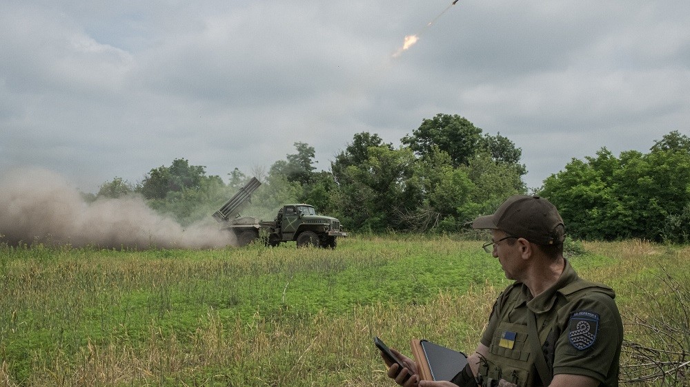 (08.16) Ukraine giành lại làng Urozhaine tại Donetsk - Ảnh: Một binh sĩ Ukraine đang kiểm tra tọa độ tấn công của tên lửa ở Donetsk. (Nguồn: New York Times)