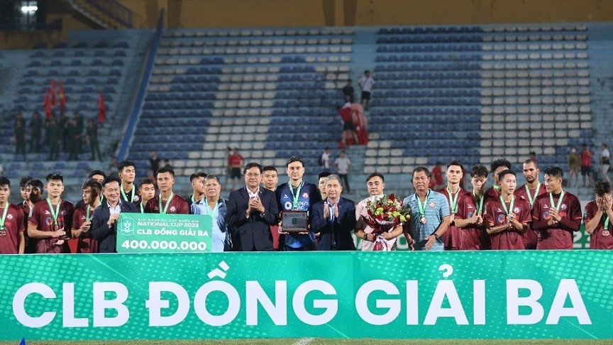 Hình ảnh thủ môn Văn Lâm và CLB Bình Định nhận Huy chương đồng Cúp quốc gia 2023