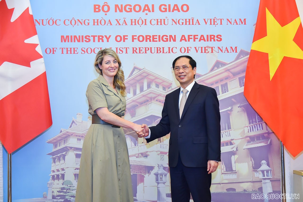 Bộ trưởng Ngoại giao Bùi Thanh Sơn đón Bộ trưởng Ngoại giao Canada Mélanie Joly tại Hà Nội trong chuyến thăm chính thức Việt Nam, tháng 4/2022. 