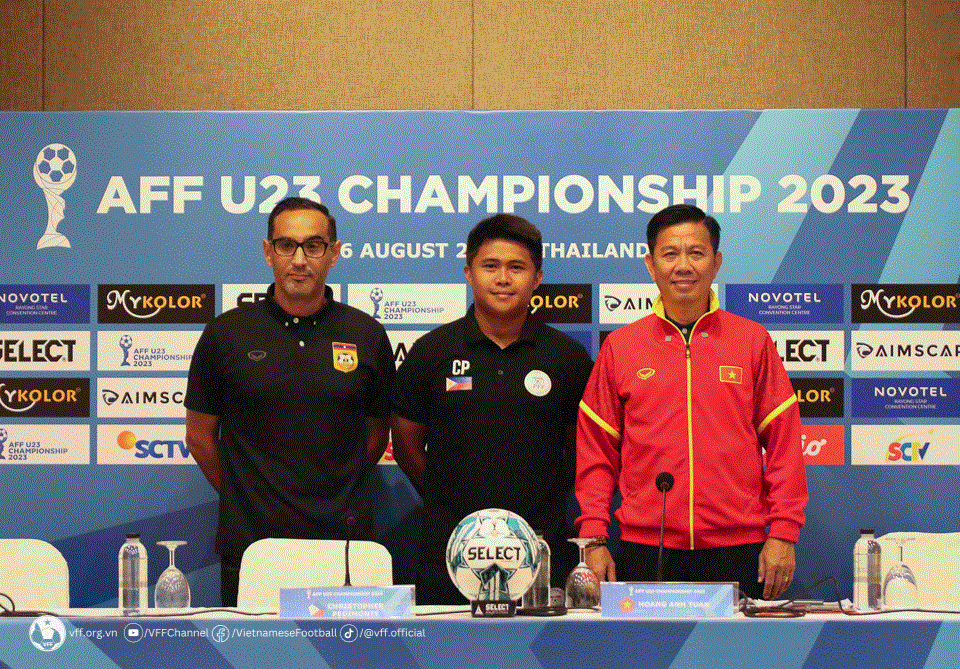 HLV U23 Việt Nam Hoàng Anh Tuấn (áo đỏ) họp báo tại giải U23 Đông Nam Á 2023. (Nguồn: VFF)