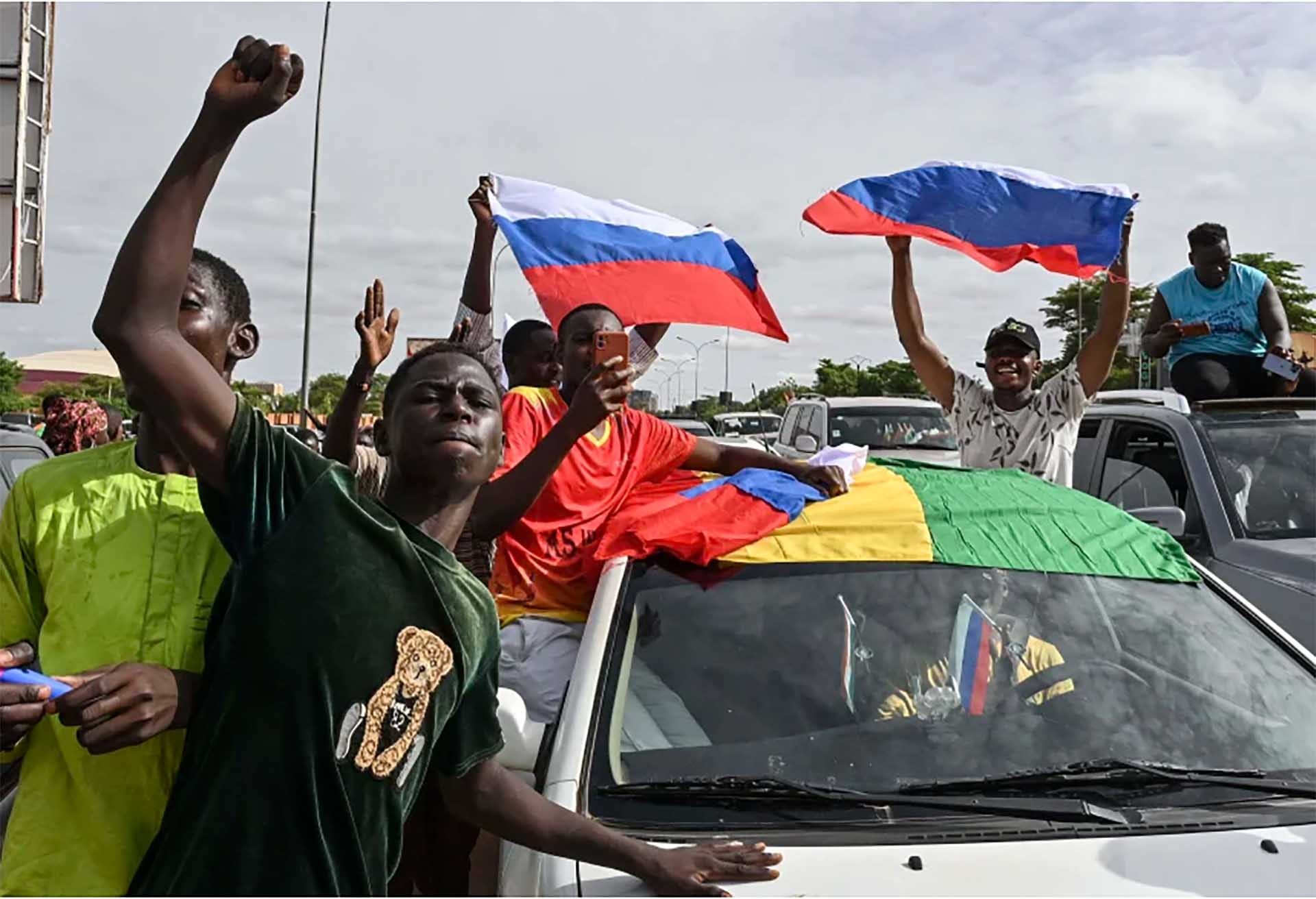 Những người ủng hộ phe đảo chính vẫy cờ Nga khi họ biểu tình ở thủ đô Niamey, ngày 6/8/2023. (Nguồn: AFP)