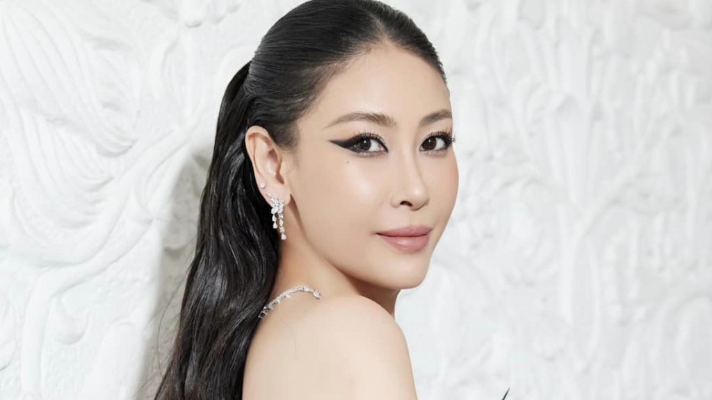Thần thái ngút ngàn và vóc dáng gợi cảm của Hoa hậu Hà Kiều Anh