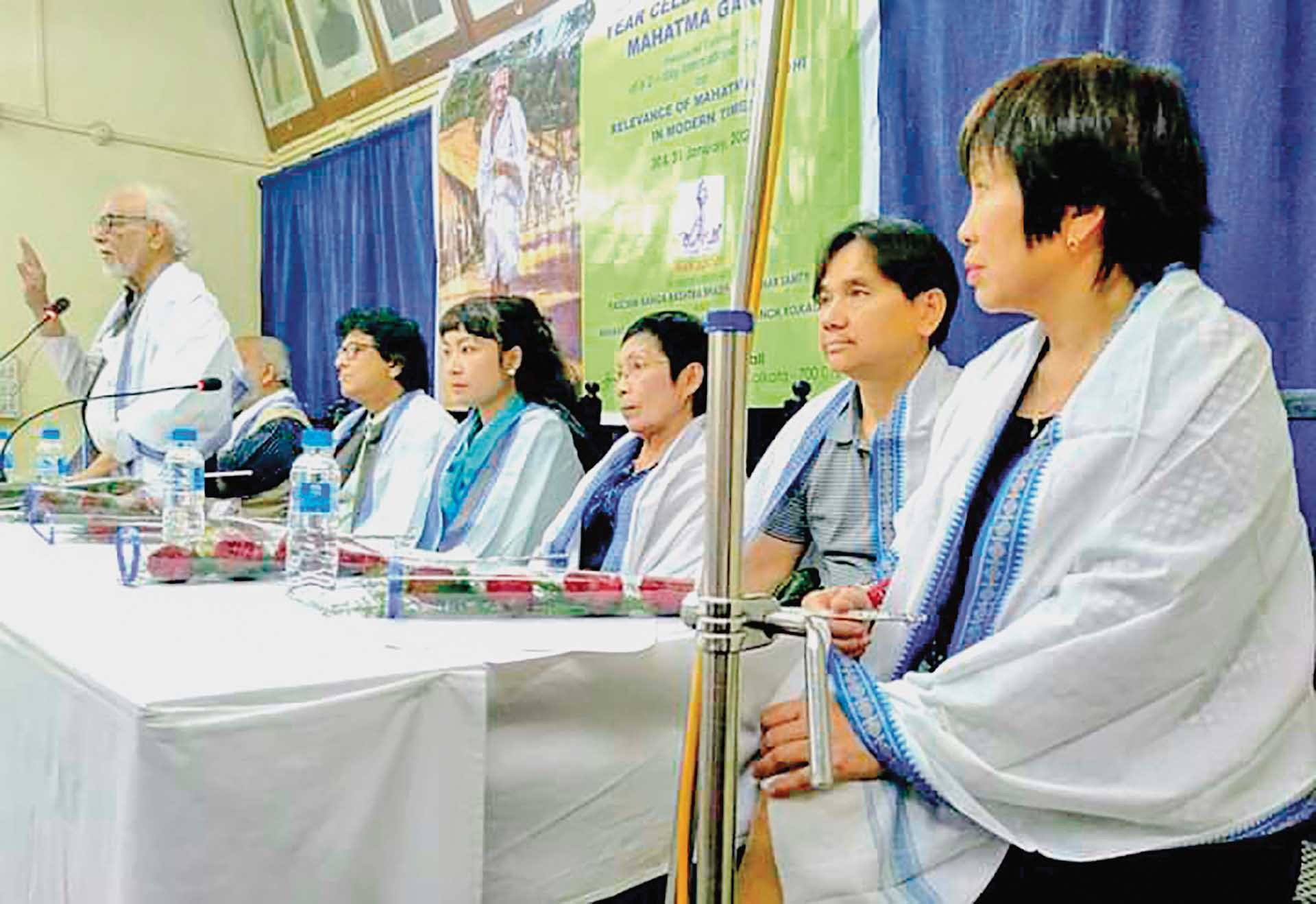 Đoàn nhà văn Việt Nam là đoàn đại biểu duy nhất được mời ngồi trên khán đài trong buổi lễ khai mạc Hội chợ triển lãm sách quốc tế tại thành phố Kolkata, bang Tây Bengal, Ấn Độ. (Ảnh: TGCC)