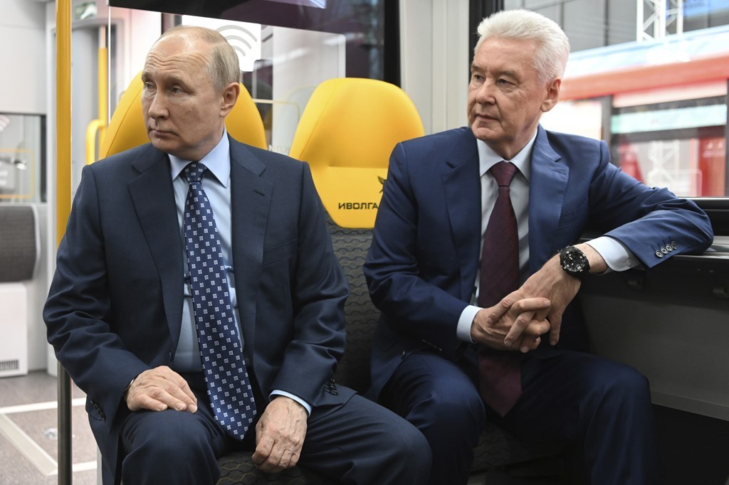 Ông Putin cùng thị trưởng Moscow ra mắt toa tàu mới cho tuyến tàu điện ngầm của thủ đô. (Nguồn: AP)