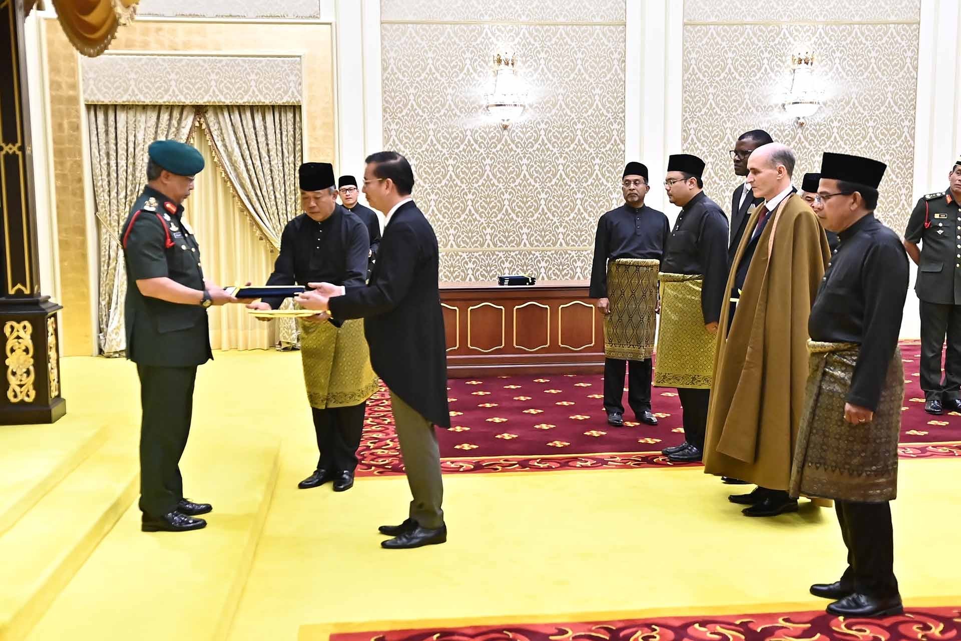 Đại sứ Đinh Ngọc Linh trình Thư ủy nhiệm lên Quốc vương Malaysia Abdullah Sultan Ahmad Shah. (Nguồn: TTXVN)