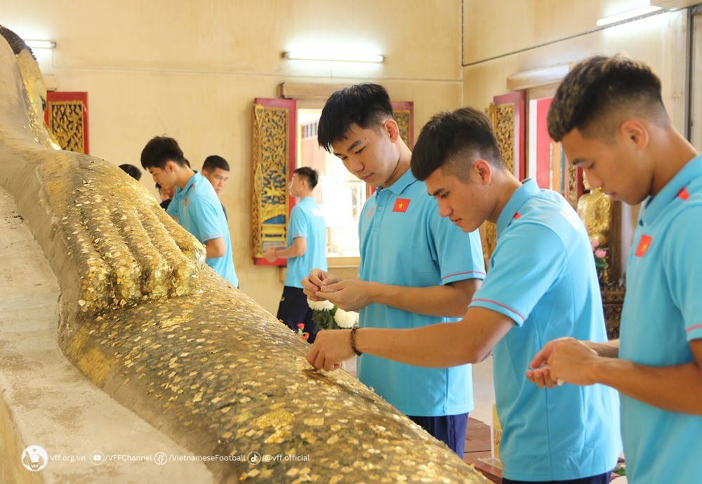 Hình ảnh các cầu thủ U23 Việt Nam tại ngôi đền Pa Pardu, Thái Lan. (Nguồn: VFF)