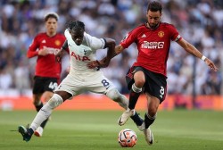 Premier League 2023-24: VAR nhận ý kiến trái chiều, Man Utd thua 0-2 trên sân Tottenham