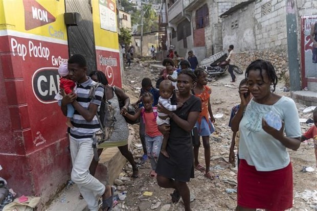 Người dân rời bỏ nhà cửa sau cuộc tấn công của băng nhóm tội phạm tại Port-au-Prince (Haiti). (Nguồn: AFP/TTXVN)