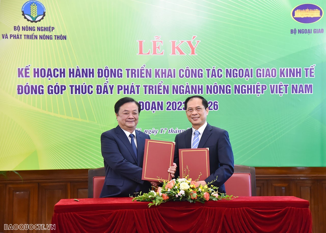 Bộ trưởng Ngoại giao Bùi Thanh Sơn và Bộ trưởng Bộ NN&PTNT Lê Minh Hoan đã ký Kế hoạch hành động giai đoạn 2023-2026 về ngoại giao kinh tế đóng góp thúc đẩy phát triển ngành Nông nghiệp Việt Nam. (Ảnh: Tuấn Anh)