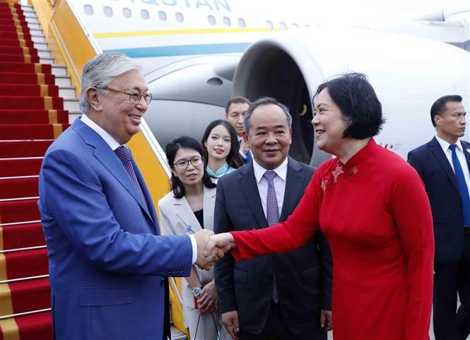 Tổng thống Kazakhstan đến Hà Nội, bắt đầu chuyến thăm chính thức Việt Nam