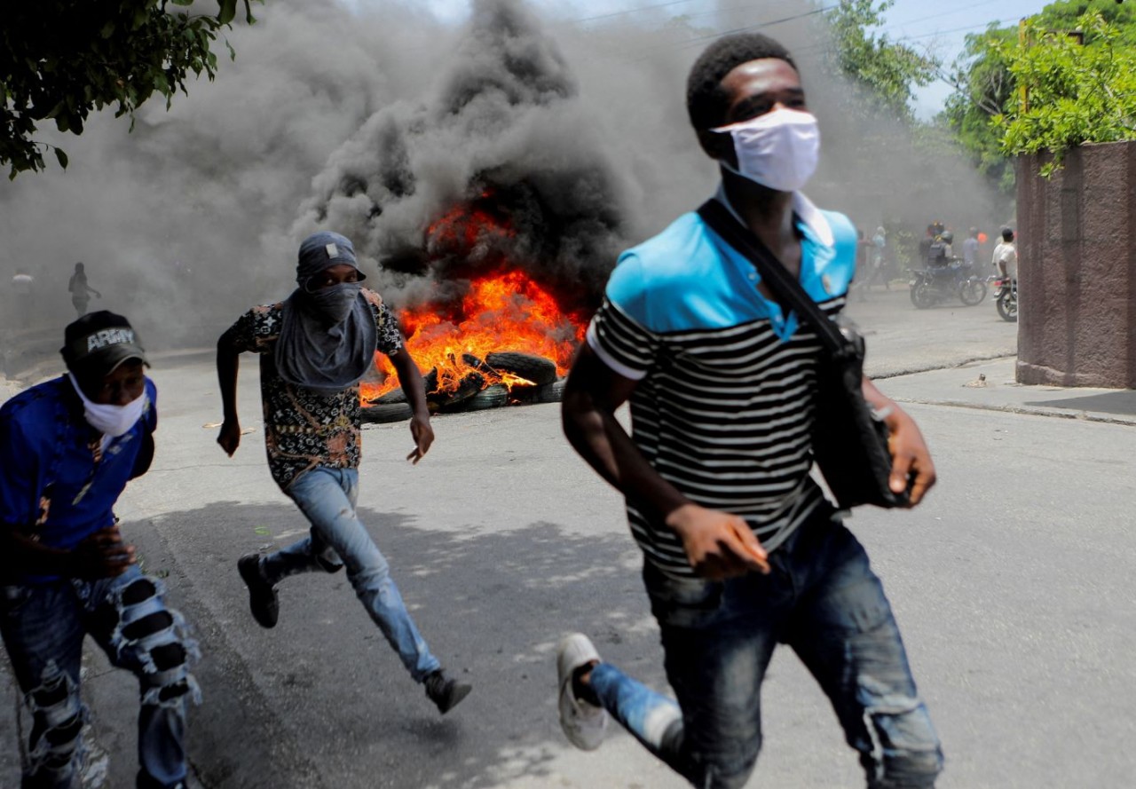 Người dân tham gia cuộc biểu tình ở Port-au-Prince, Haiti, ngày 14/8, yêu cầu chính quyền ra tay chấm dứt nạn bạo lực băng đảng, bắt cóc tống tiền vốn đã kéo dài hàng năm trời tại địa phương. (Nguồn: Reuters)