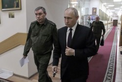 Ảnh ấn tượng (14-21/8): Tổng thống Nga bất ngờ họp kín với chỉ huy chiến dịch ở Ukraine, Ba Lan khoe vũ khí tối tân, robot ‘y như người’ ở Trung Quốc