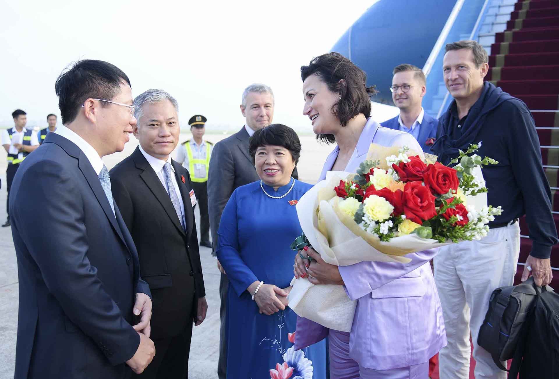 Các đại biểu chào mừng Chủ tịch Thượng viện Vương quốc Bỉ Stéphanie D’Hose đến thăm chính thức Việt Nam. (Nguồn: quochoi.vn)