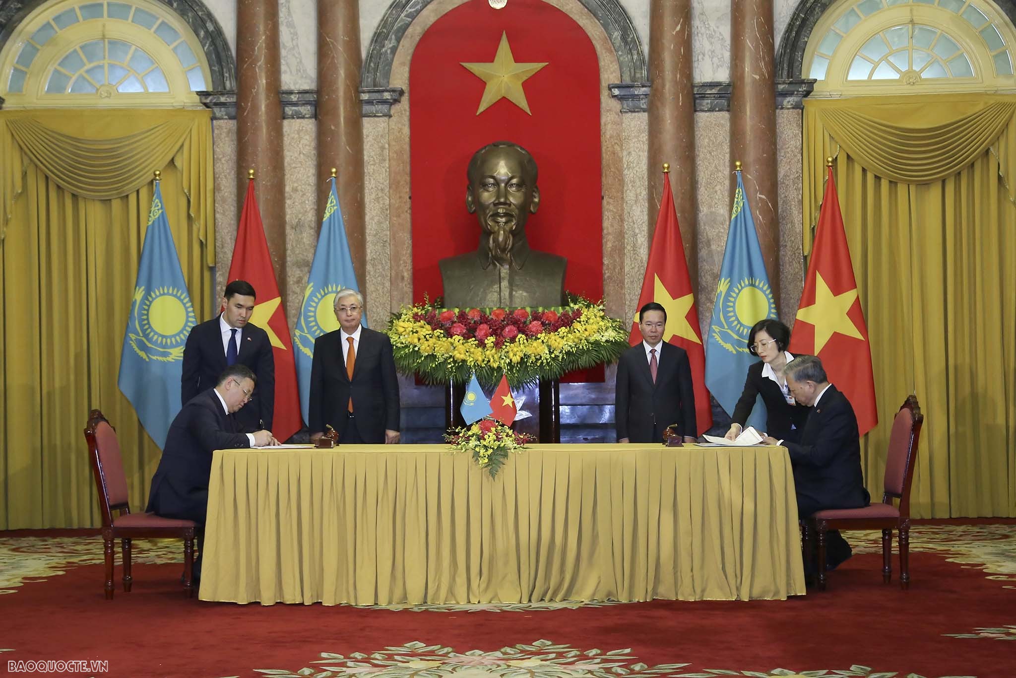 Vietnamese, Kazakh Presidents hold talks, seeking measures to forge cooperation