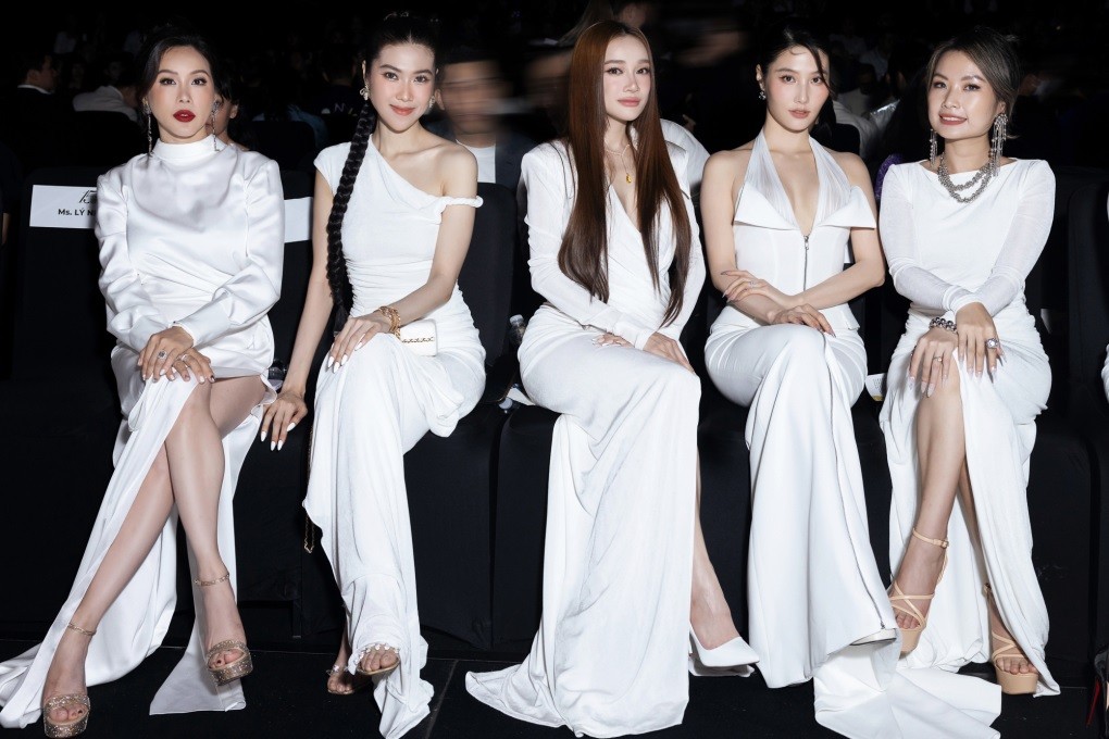 Nhã Phương khi đọ sắc với các mỹ nhân của showbiz Việt lúc làm khách mời hàng ghế đầu trong show Lê Thanh Hòa. 