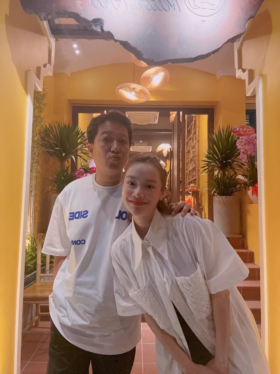 Nhã Phương sinh năm 1990, được biết đến với các phim Diễn viên Nhã Phương dịu dàng, xinh đẹp cùng phong cách thời trang cuốn hút