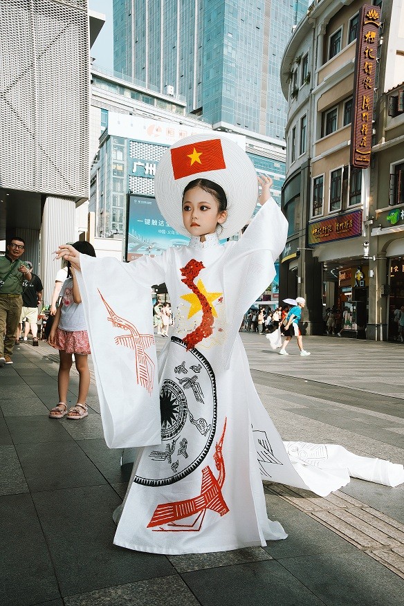 Ấn tượng bộ áo dài bản đồ Việt Nam được quảng bá ở Trung Quốc