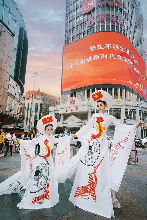 Ấn tượng bộ áo dài bản đồ Việt Nam được quảng bá ở Trung Quốc