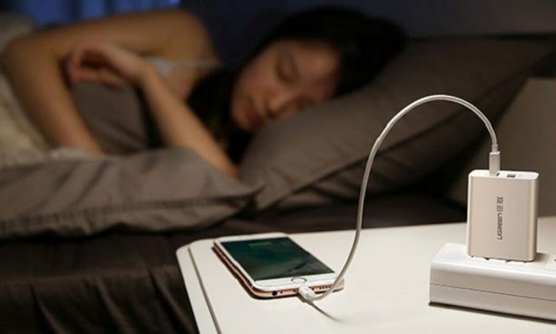 Apple khuyên người dùng không nên vừa ngủ vừa sạc iPhone vì gây ra nguy hiểm.