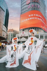 Ấn tượng bộ áo dài với hình ảnh bản đồ và Quốc kỳ Việt Nam được quảng bá ở Trung Quốc