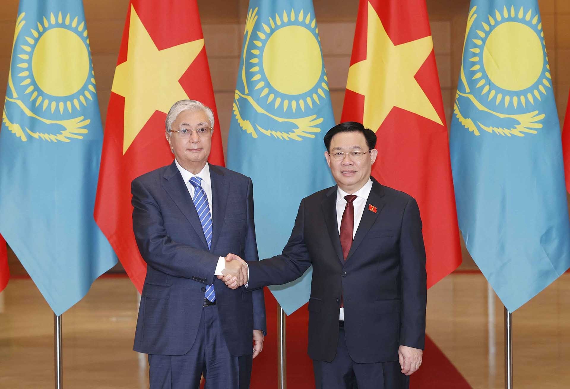 Chủ tịch Quốc hội Vương Đình Huệ và Tổng thống Cộng hoà Kazakhstan Kassym-Jomart Tokayev. (Nguồn: TTXVN)