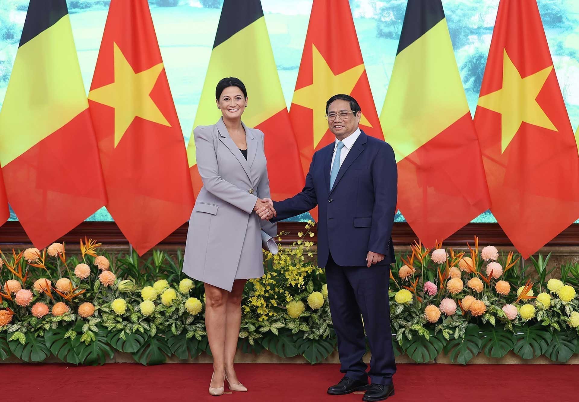 Thủ tướng Phạm Minh Chính và Chủ tịch Thượng viện Vương quốc Bỉ Stéphanie D'Hose. (Nguồn: TTXVN)