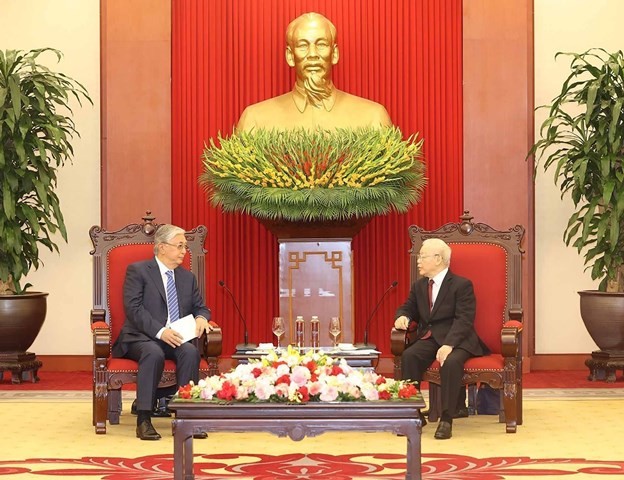 General Secretary Nguyen Phu Trong receives Kazakh President Kassym-Jomart Tokayev