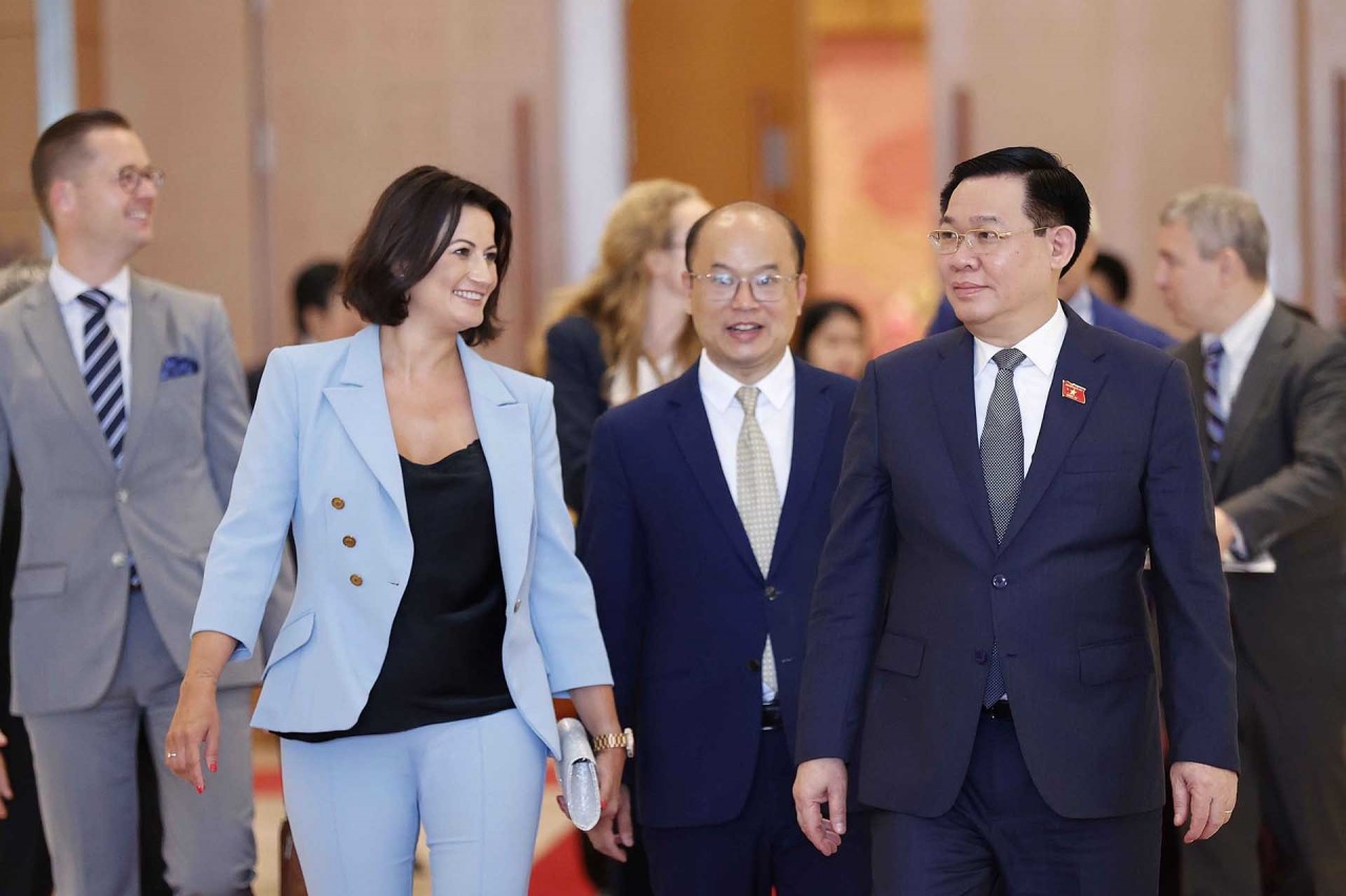 NA Chairman Vuong Dinh Hue, Belgian Senate President Stephanie D’Hose hold talks