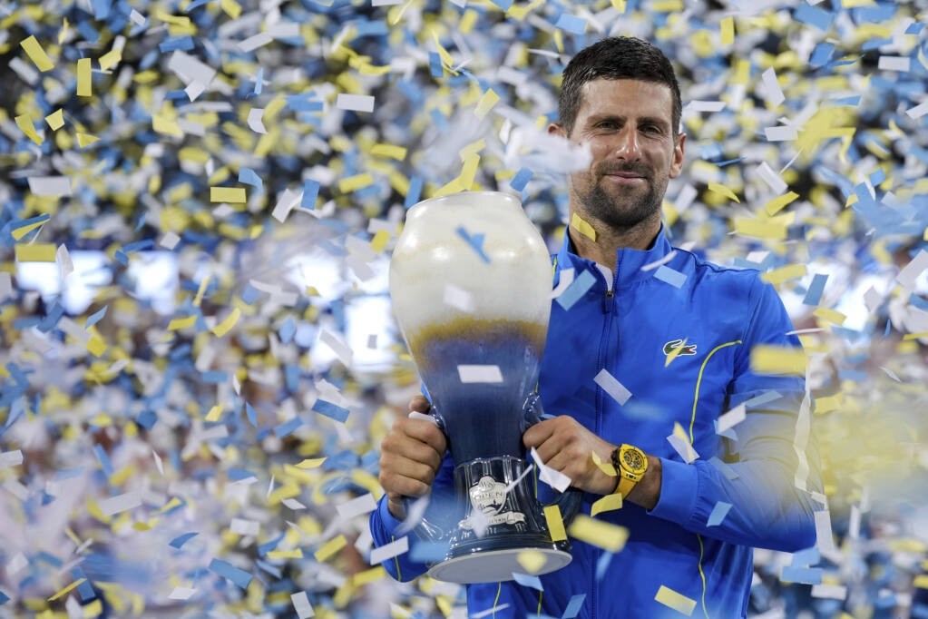 Novak Djokovic nhận cup vô địch Cincinnati Masters 2023 tại Mỹ. (Nguồn: AP)