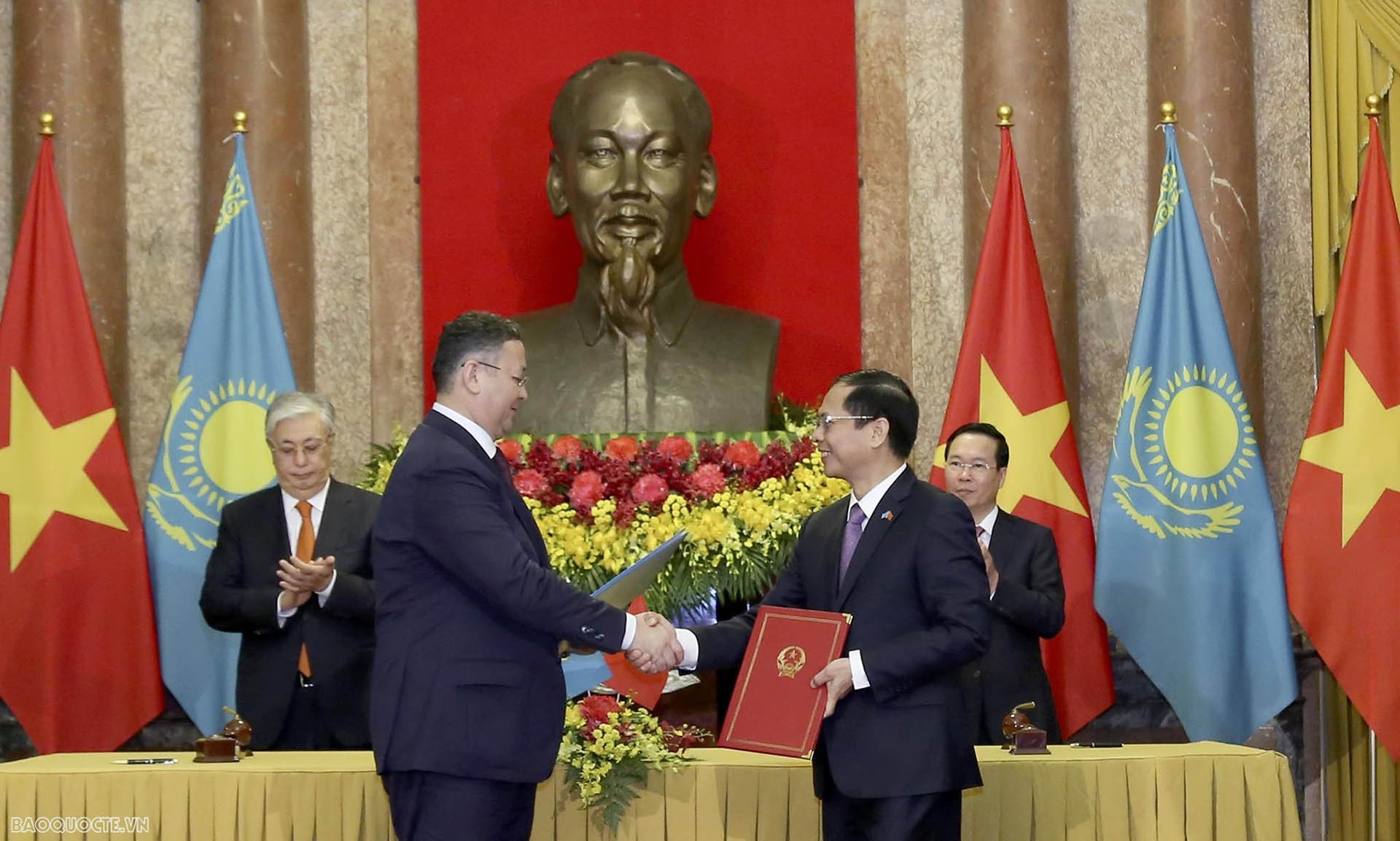 Bộ trưởng Ngoại giao Bùi Thanh Sơn ký kết hiệp định giữa Việt Nam và Kazakhstan về miễn thị thực cho người mang hộ chiếu phổ thông. (Ảnh: Quang Hòa).