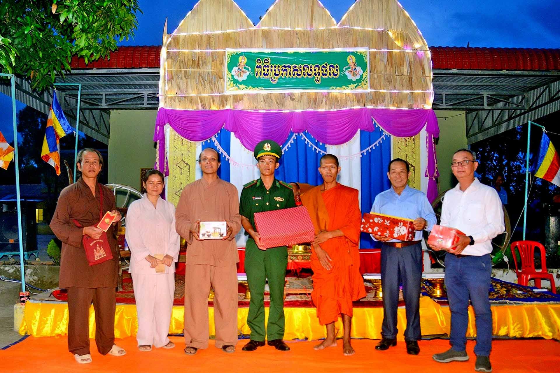 Cán bộ, chiến sĩ Đồn Biên phòng Nhơn Hưng tặng quà cho đồng bào dân tộc Khmer có hoàn cảnh khó khăn. (Ảnh: Chiến Khu)