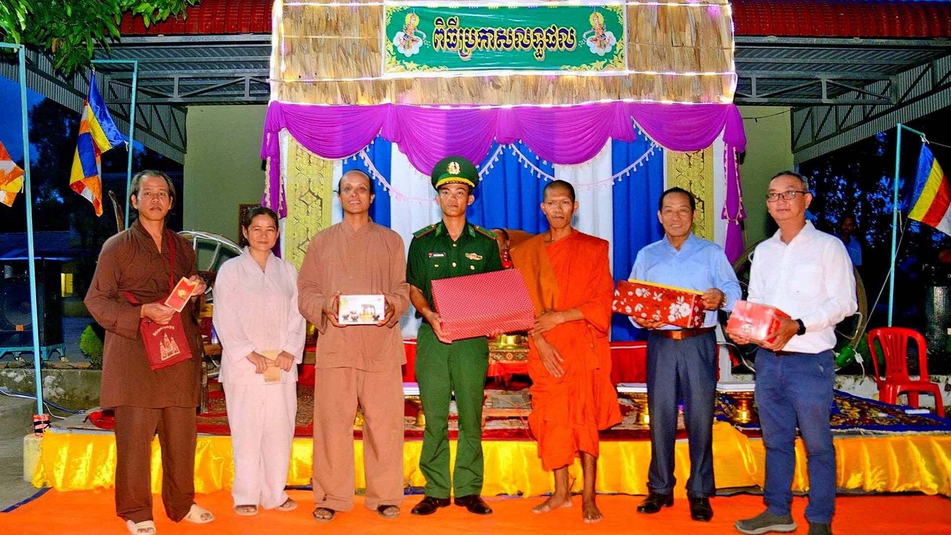Bộ đội Biên phòng An Giang tặng quà cho đồng bào Khmer có hoàn cảnh khó khăn
