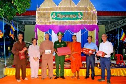 Bộ đội Biên phòng An Giang tặng quà cho đồng bào Khmer có hoàn cảnh khó khăn