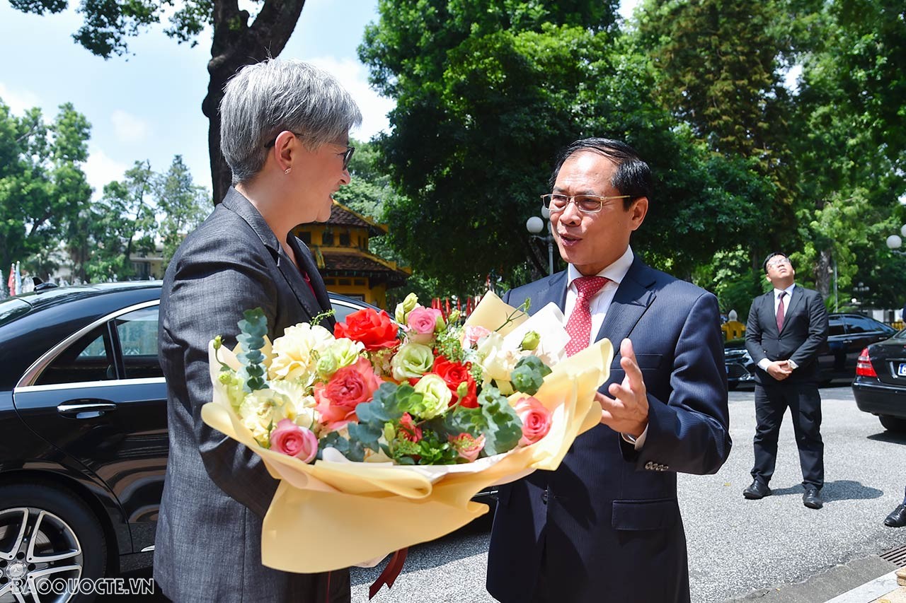 Foreign Minister Bui Thanh Son welcomed Australian counterpart Penny Wong