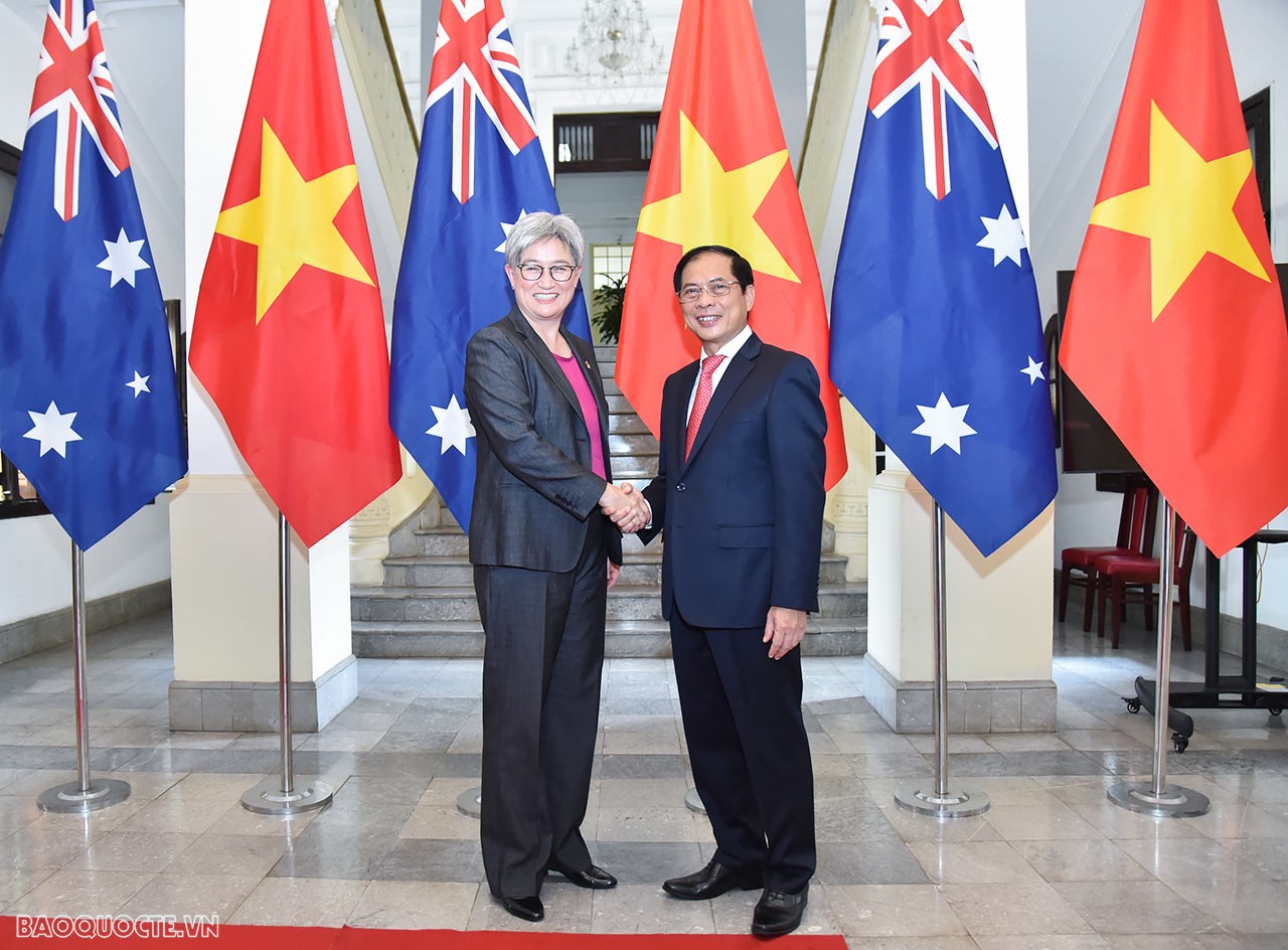 Foreign Minister Bui Thanh Son welcomed Australian counterpart Penny Wong