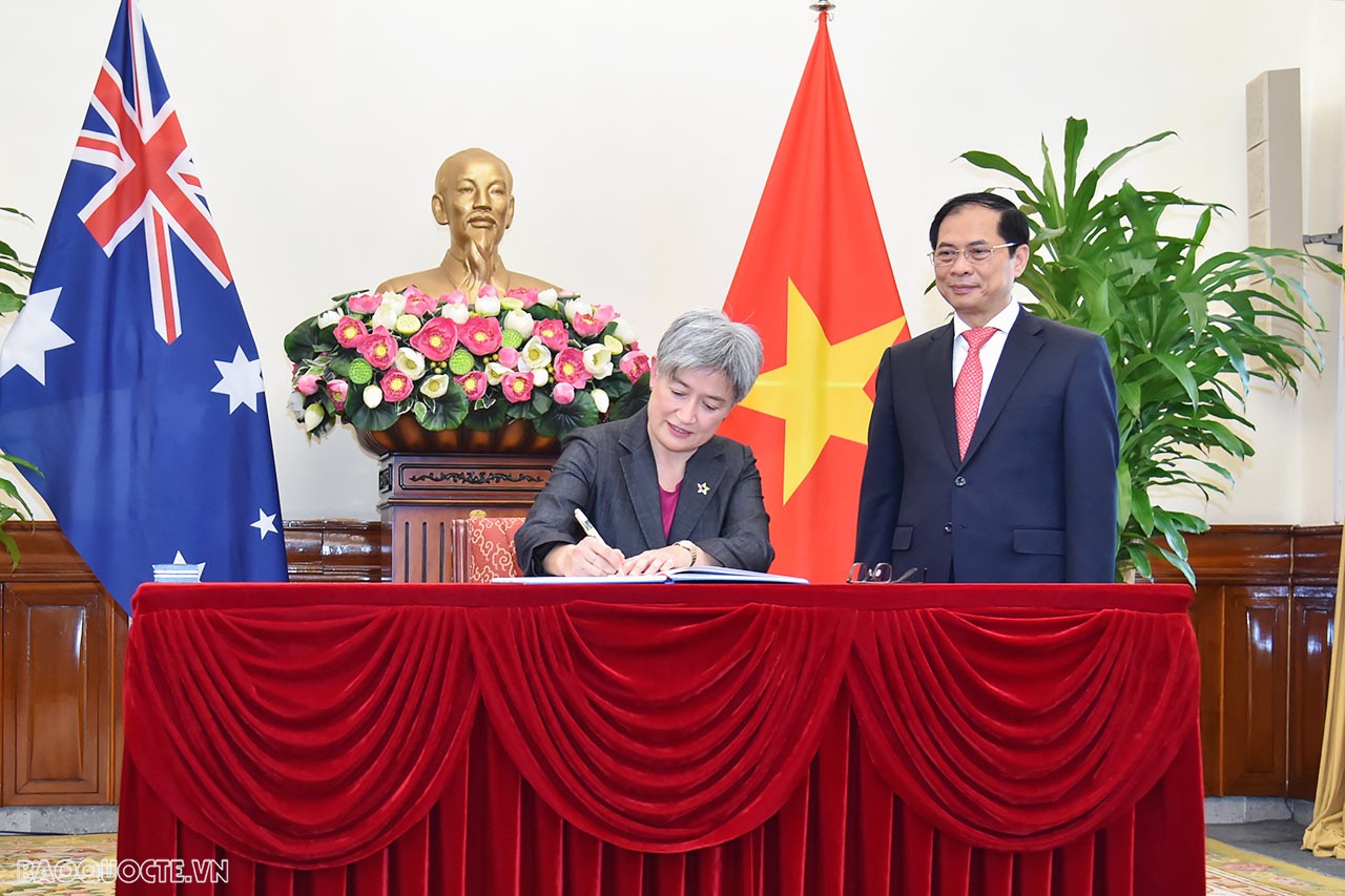 Foreign Minister Bui Thanh Son welcomed Australian counterpart Penny Wong