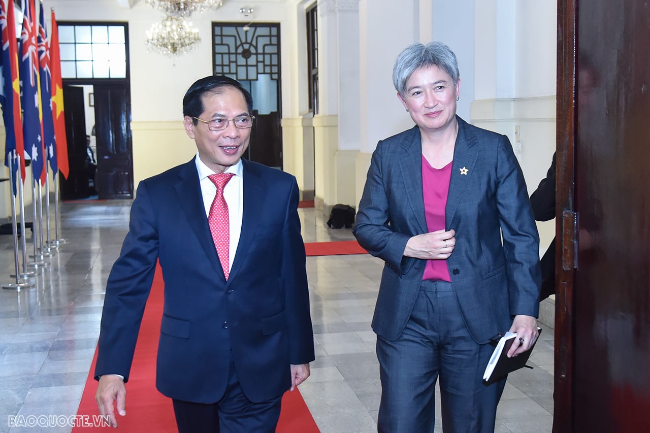 Foreign Minister Bui Thanh Son welcomed Australian counterpart Penny Wong